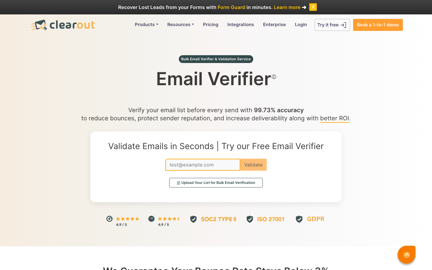 Screenshot des Clearout Email Verifiers mit Einzelcheck und Bulk-Upload für E-Mail-Listen